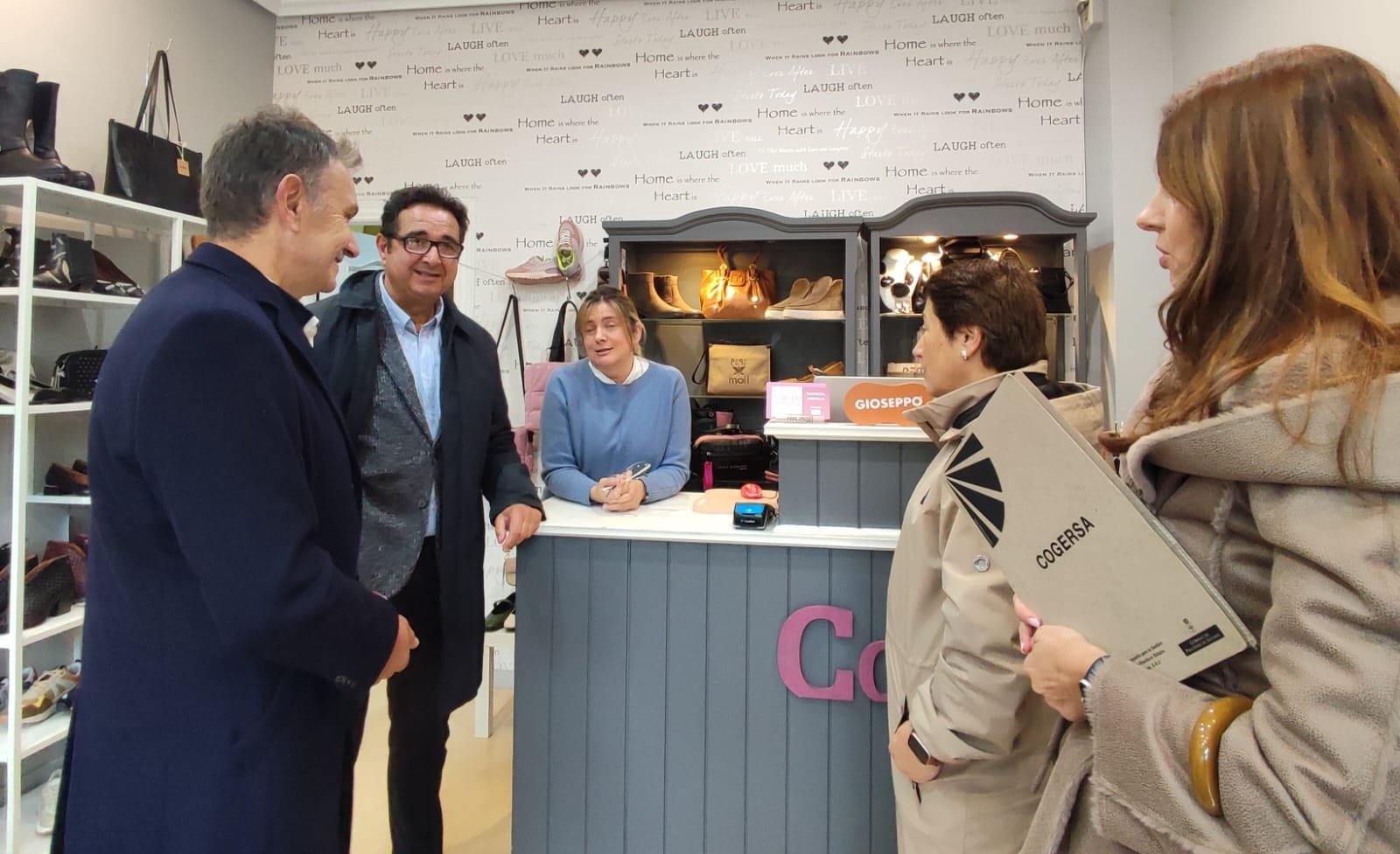 Una veintena de establecimientos de Luanco participan en el programa piloto de comercio sostenible