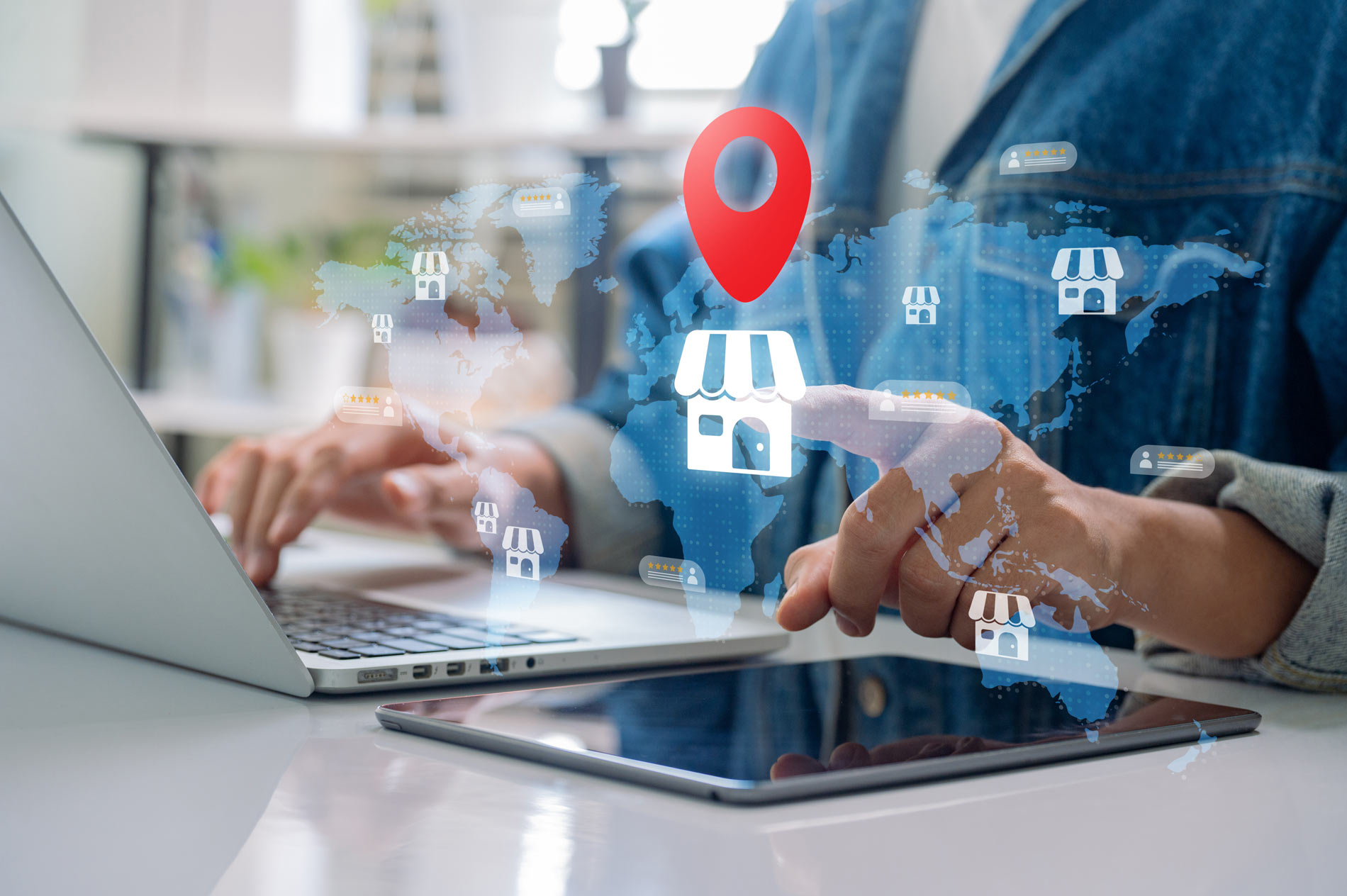 Participa en el comercio local.